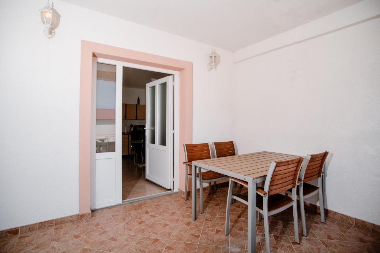Apartmens Leona Karlobag Exterior foto