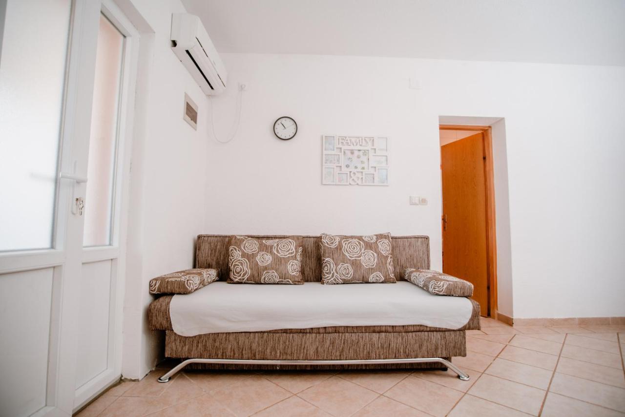 Apartmens Leona Karlobag Exterior foto