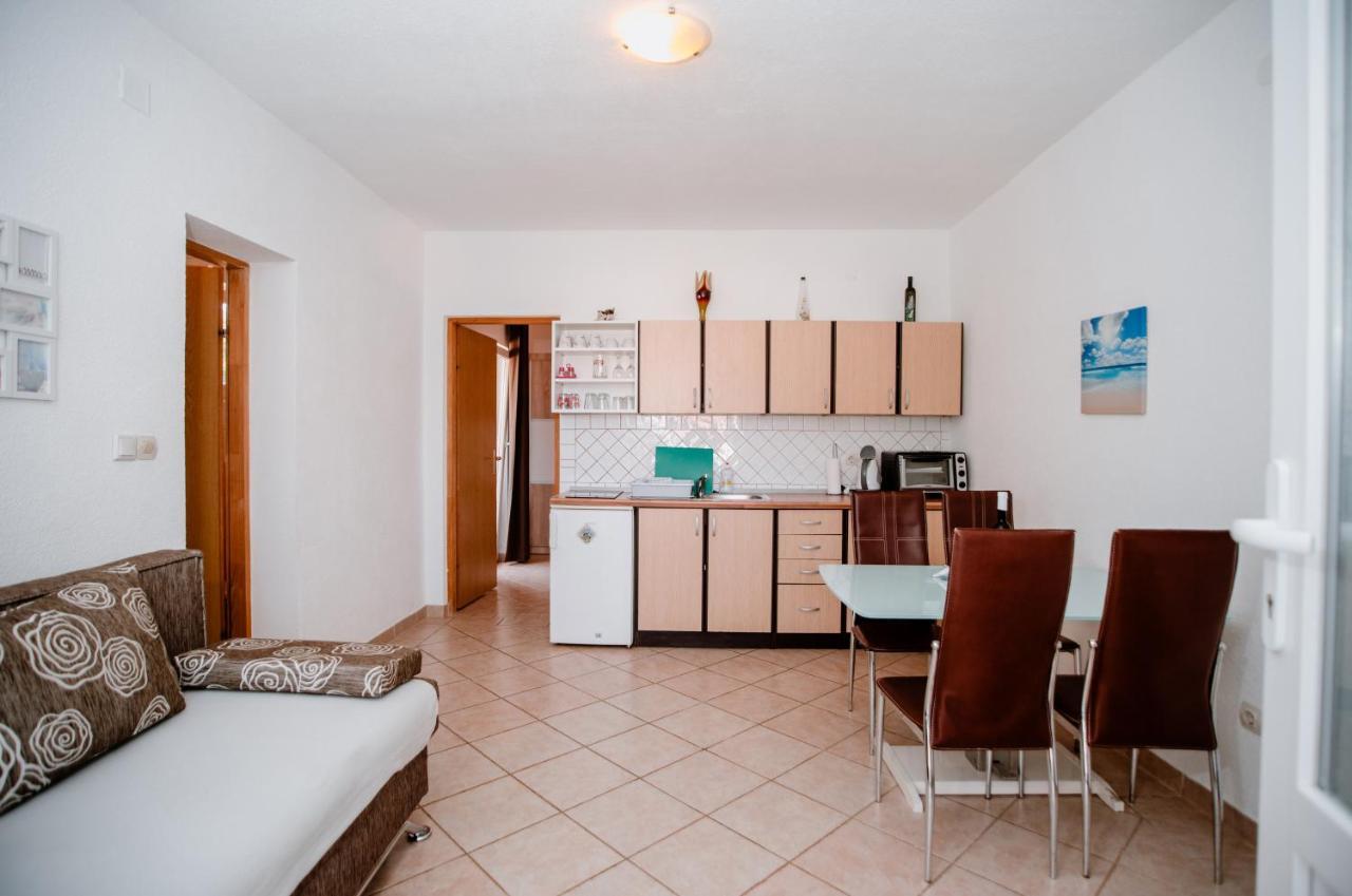Apartmens Leona Karlobag Exterior foto